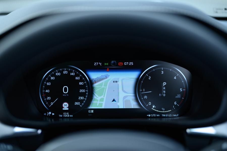 Панель приборов Volvo XC60 D4 R-Design 2017 года  (JP) (фото 15 из 32)